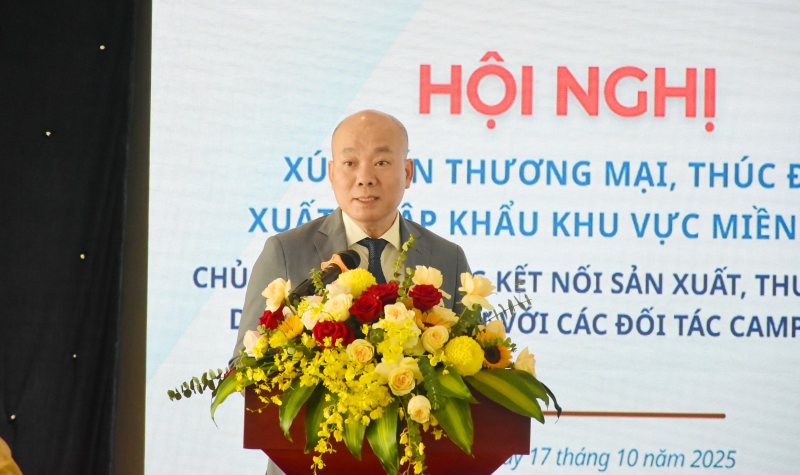 Mr. Vu Ba Phu, Director General of the Vietnam Trade Promotion Agency (MOIT), speaks at the event.